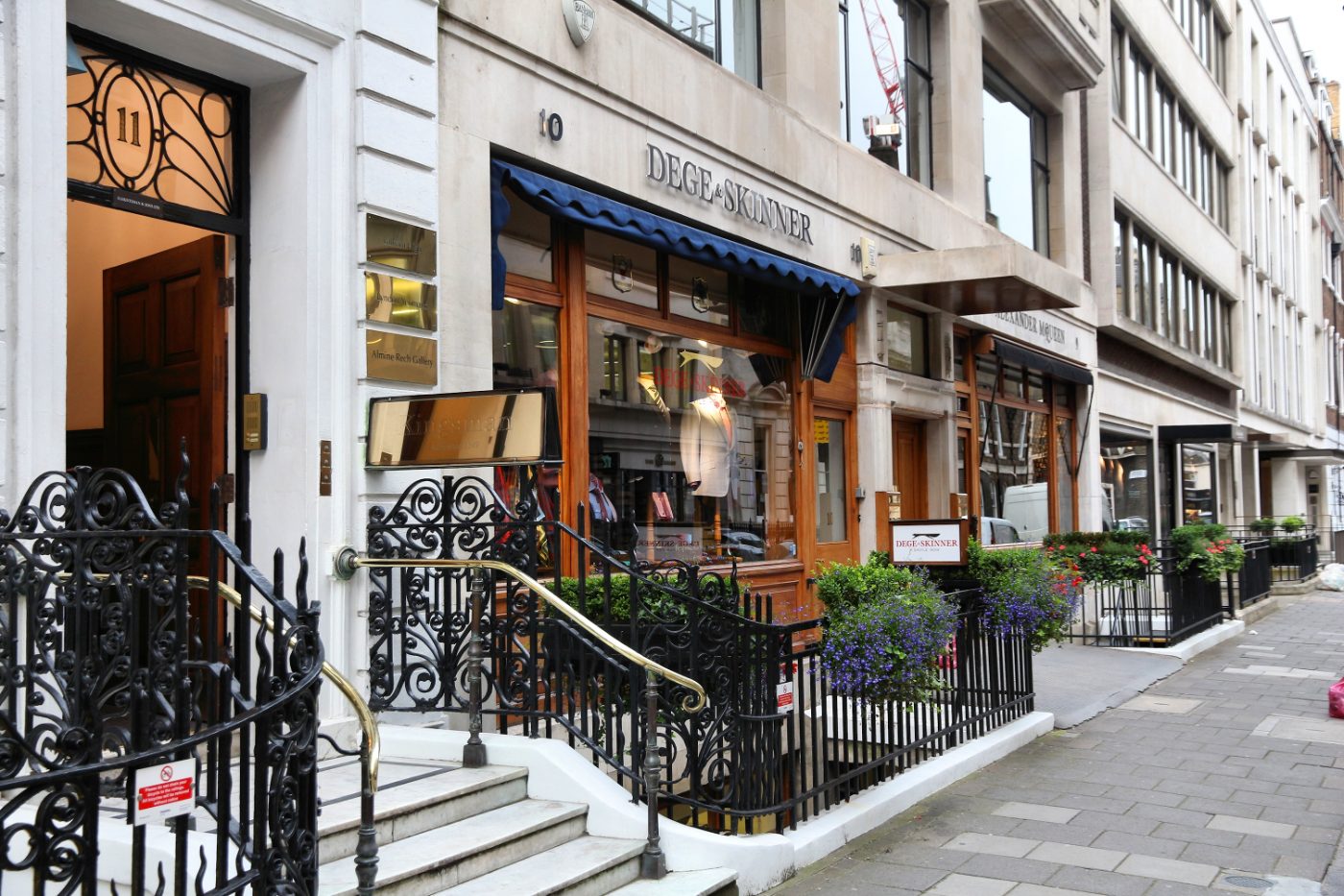 Skredderbutikker i Savile Row i London, en gate i Mayfair tradisjonelt kjent for skreddere.