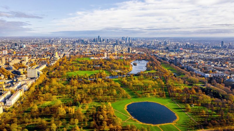 ChatGPT sa: Vakkert, panoramisk flyfoto over Hyde Park i London.