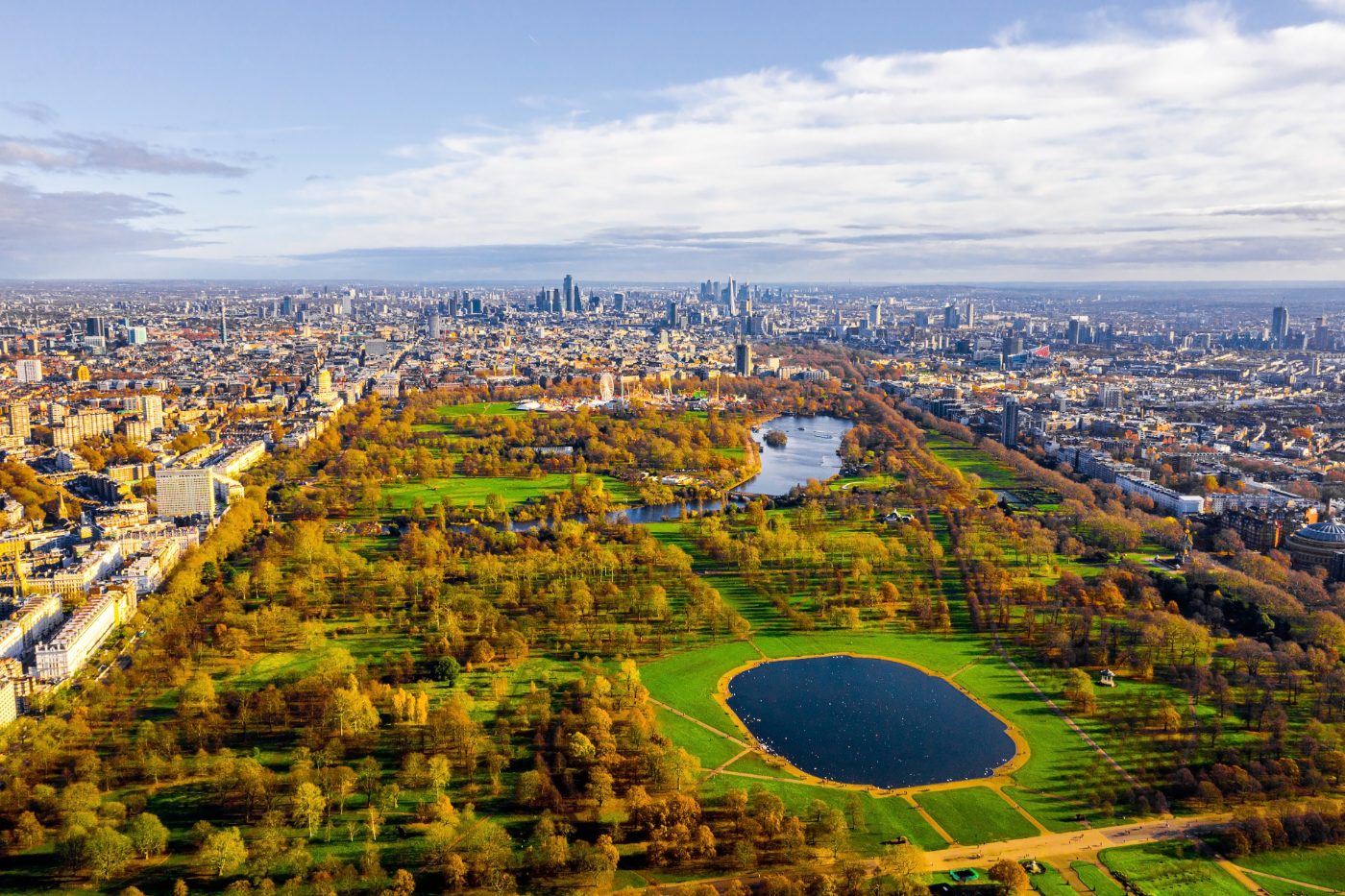 ChatGPT sa: Vakkert, panoramisk flyfoto over Hyde Park i London.