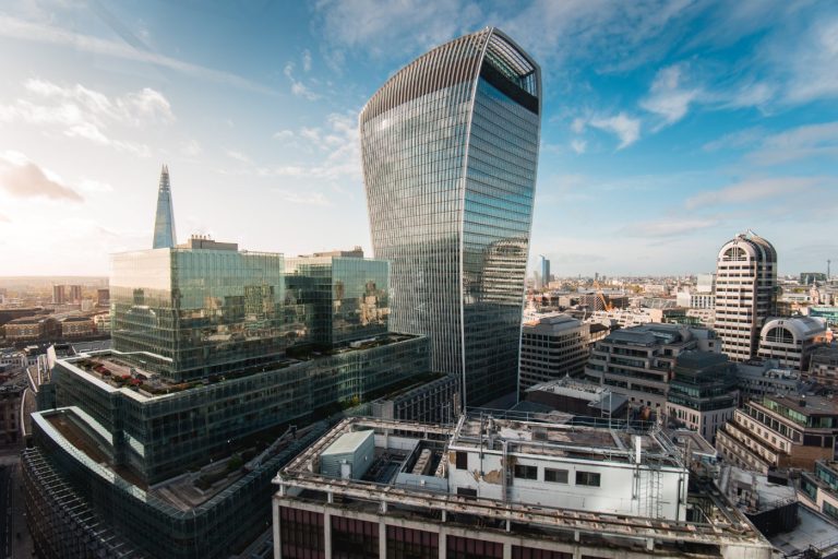ChatGPT sa: Utsikt mot det ikoniske Walkie Talkie-bygget, 20 Fenchurch Street, i City of London.