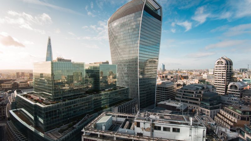 ChatGPT sa: Utsikt mot det ikoniske Walkie Talkie-bygget, 20 Fenchurch Street, i City of London.