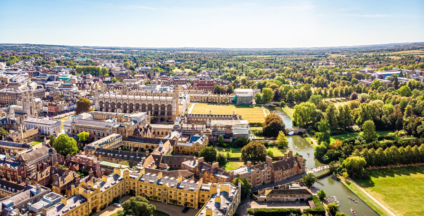 Flyfoto over elven Cam i Cambridge, Storbritannia.