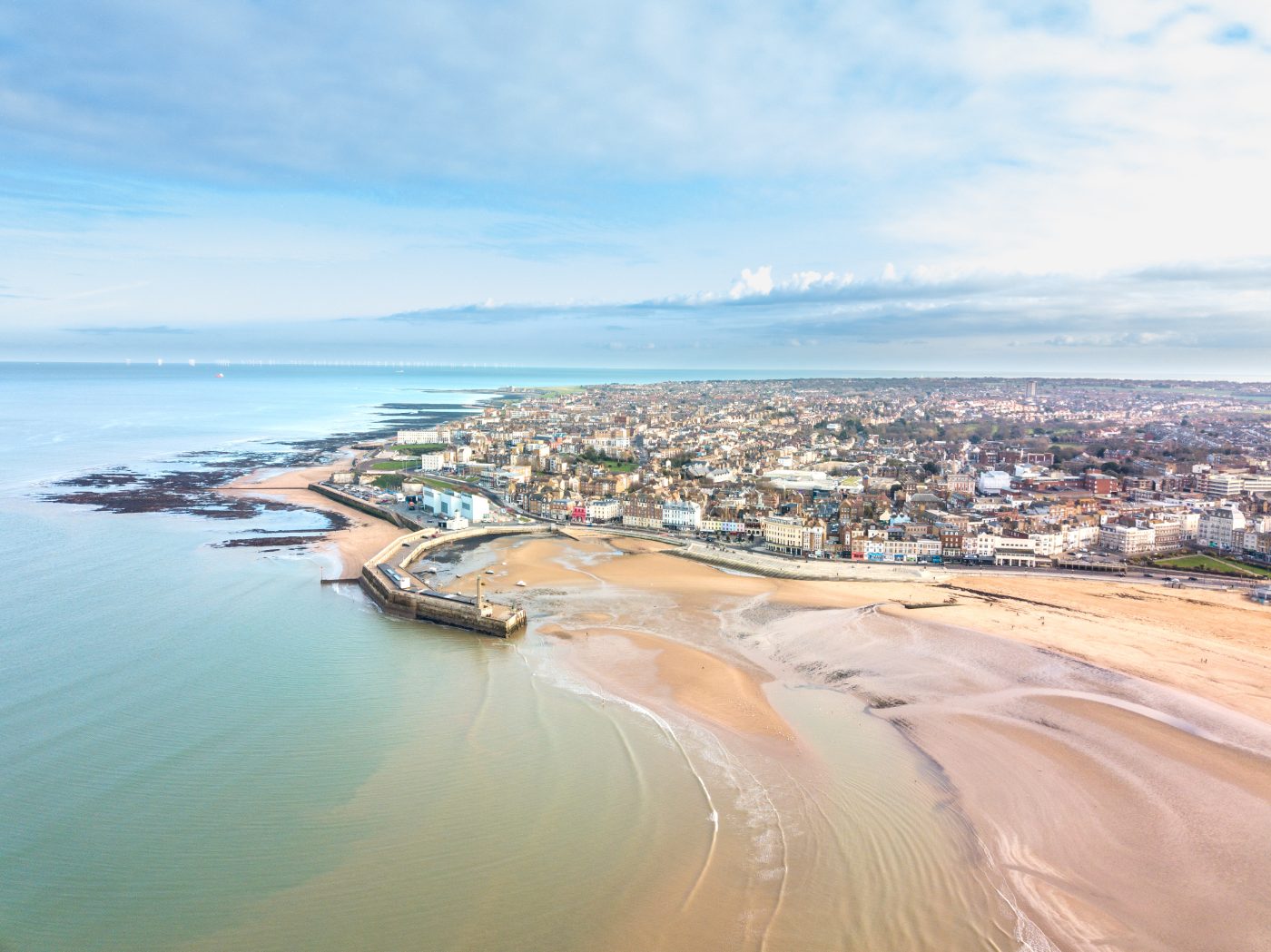 Dronefoto med panoramautsikt over Margate Beach i England.