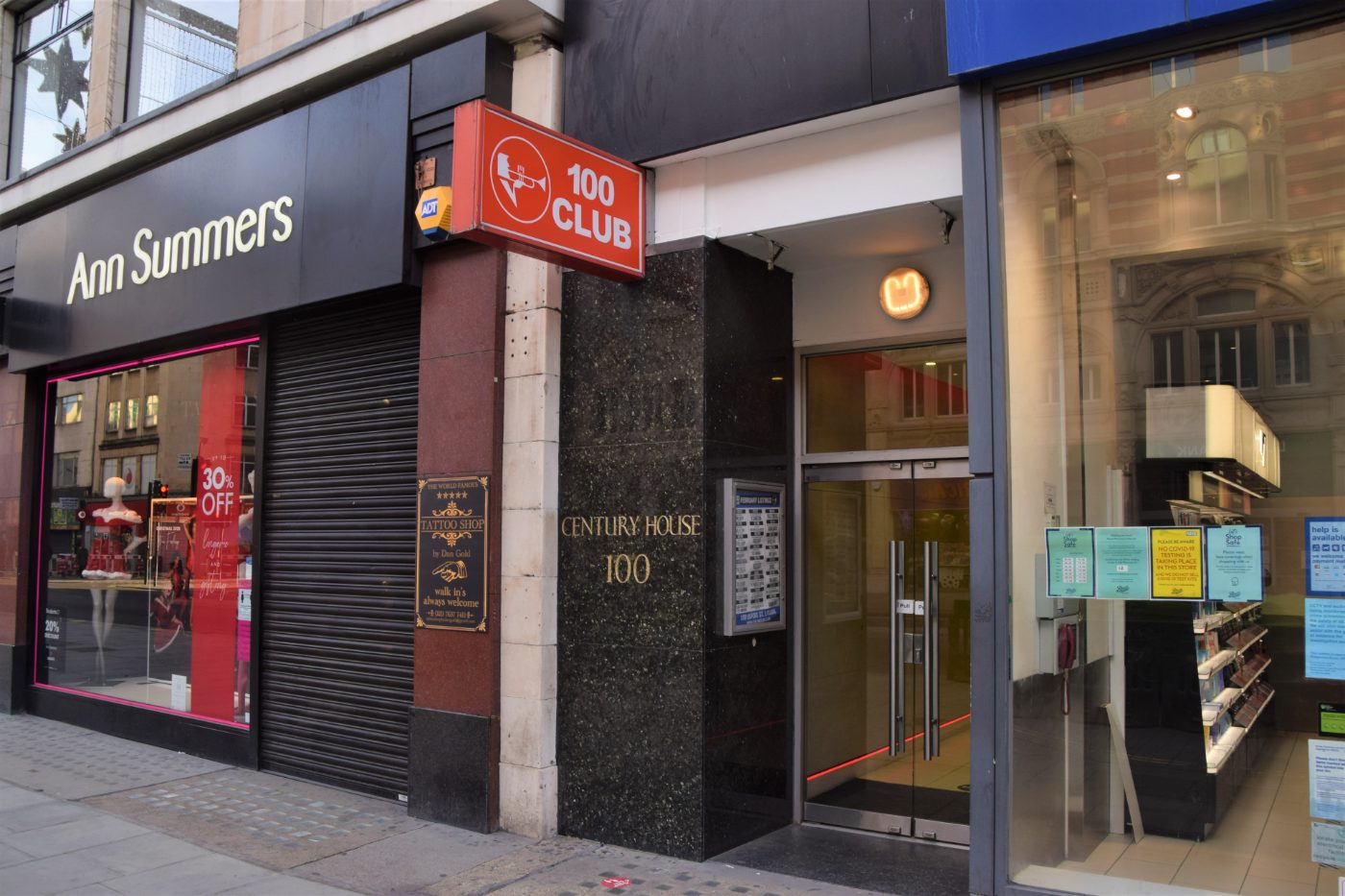 Utvendig bilde av 100 Club, konsertscene på Oxford Street i London.