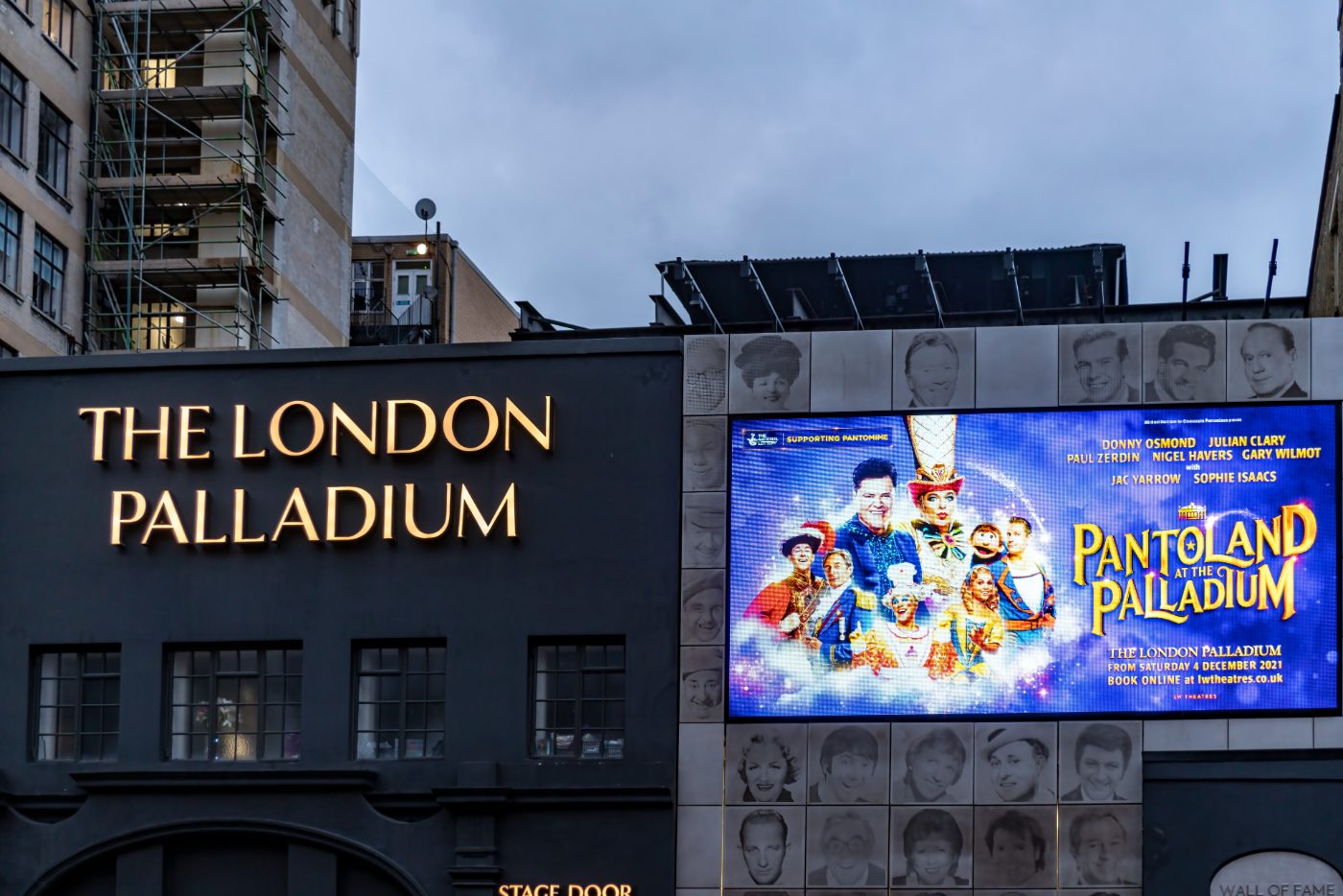 The London Palladium i London, England, med plakater for pantomimen Pantoland med Donny Osmond og Nigel Havers.