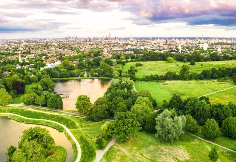 Hampstead Heaths dammer i forgrunnen, med Londons skyline i det fjerne på horisonten.