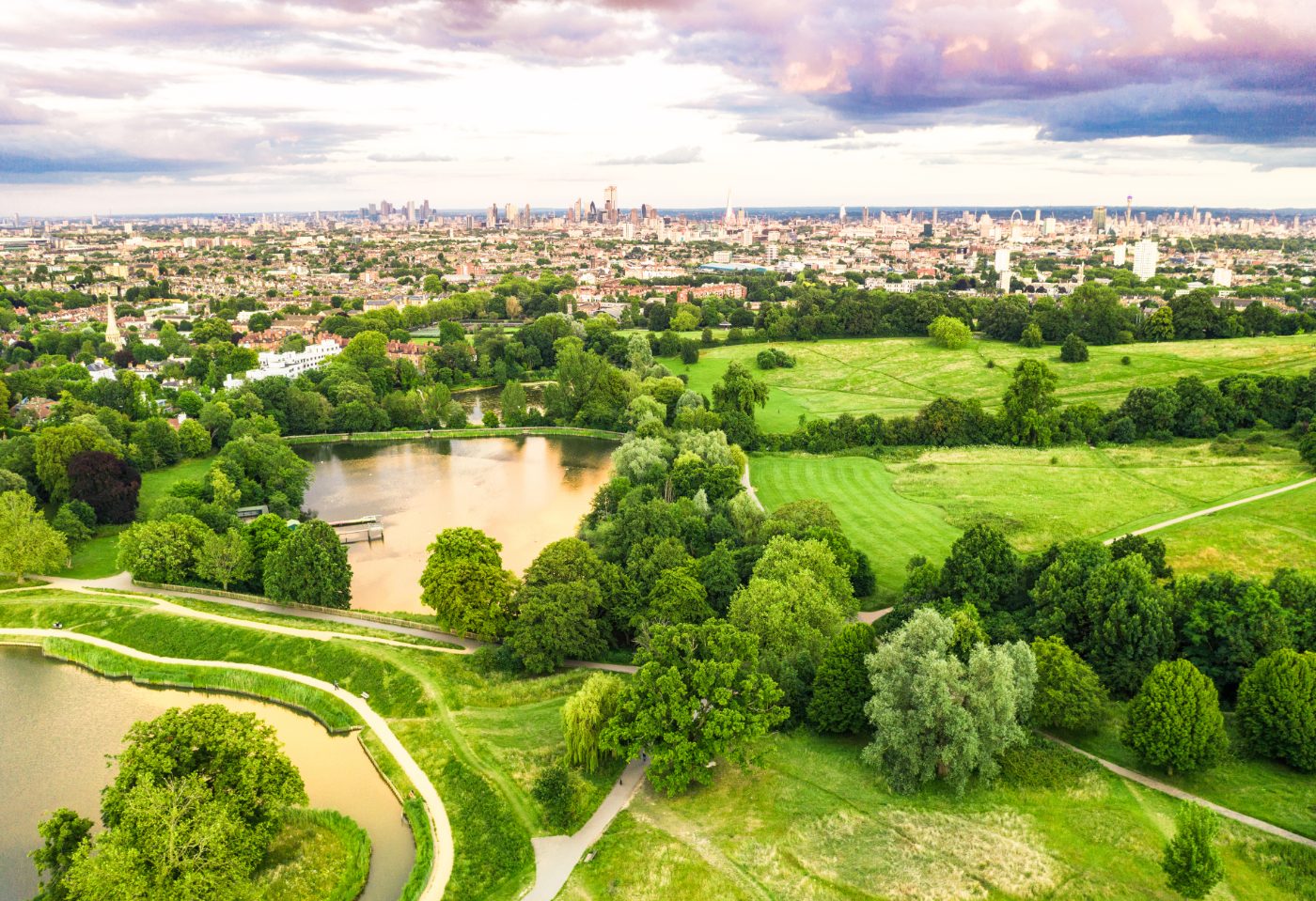 Hampstead Heaths dammer i forgrunnen, med Londons skyline i det fjerne på horisonten.