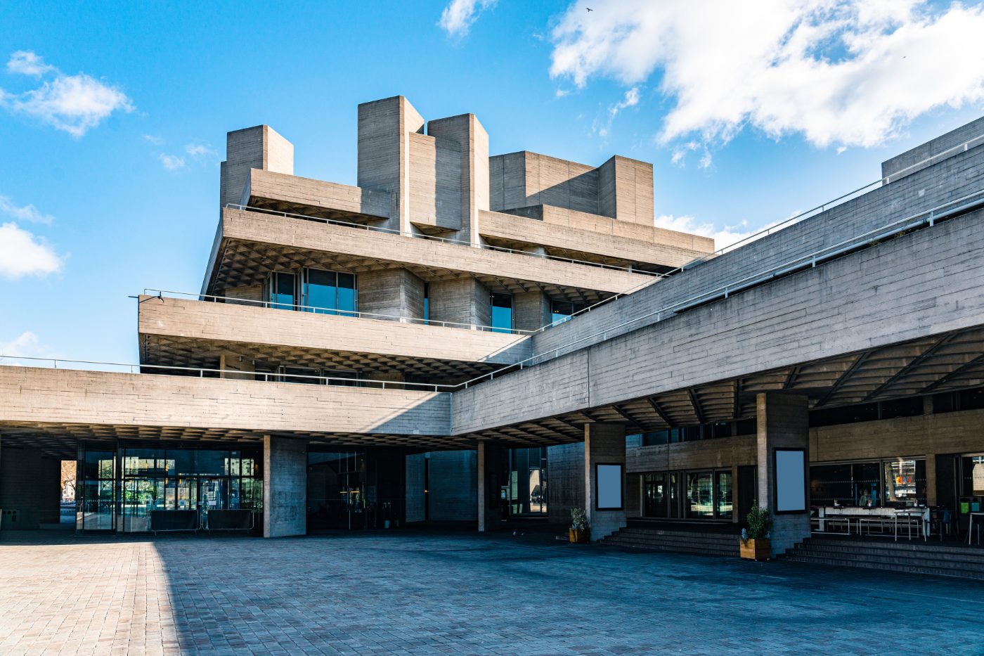 En av elvebreddinngangene til National Theatre på sørsiden av Themsen i London.