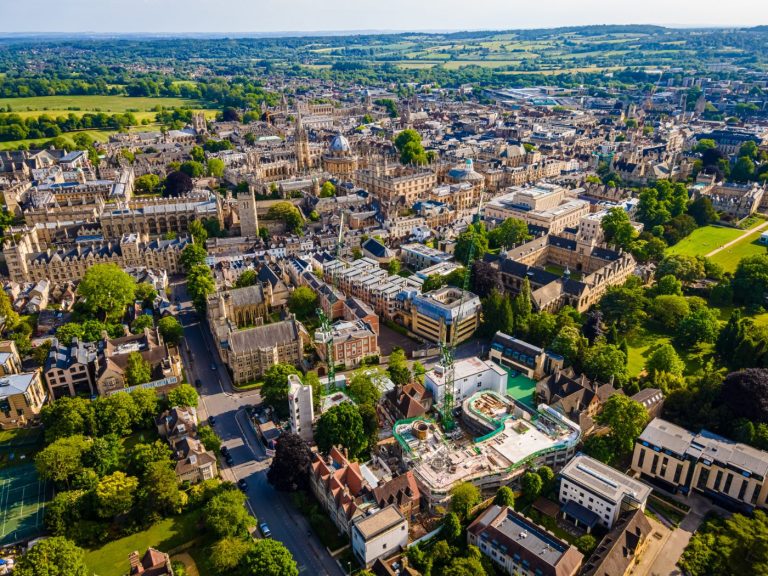Flyfoto over Oxfords sentrum om sommeren, Storbritannia.