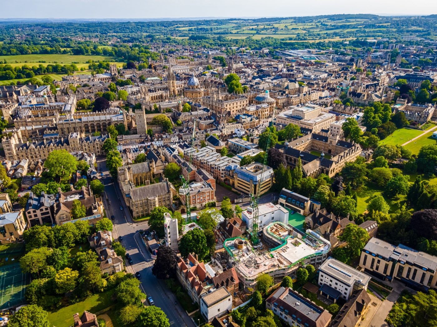 Flyfoto over Oxfords sentrum om sommeren, Storbritannia.