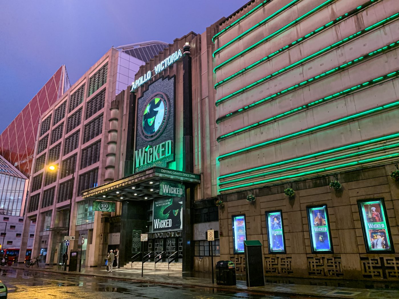 Inngangen til Apollo Victoria Theatre i London med skilt for musikalen Wicked.