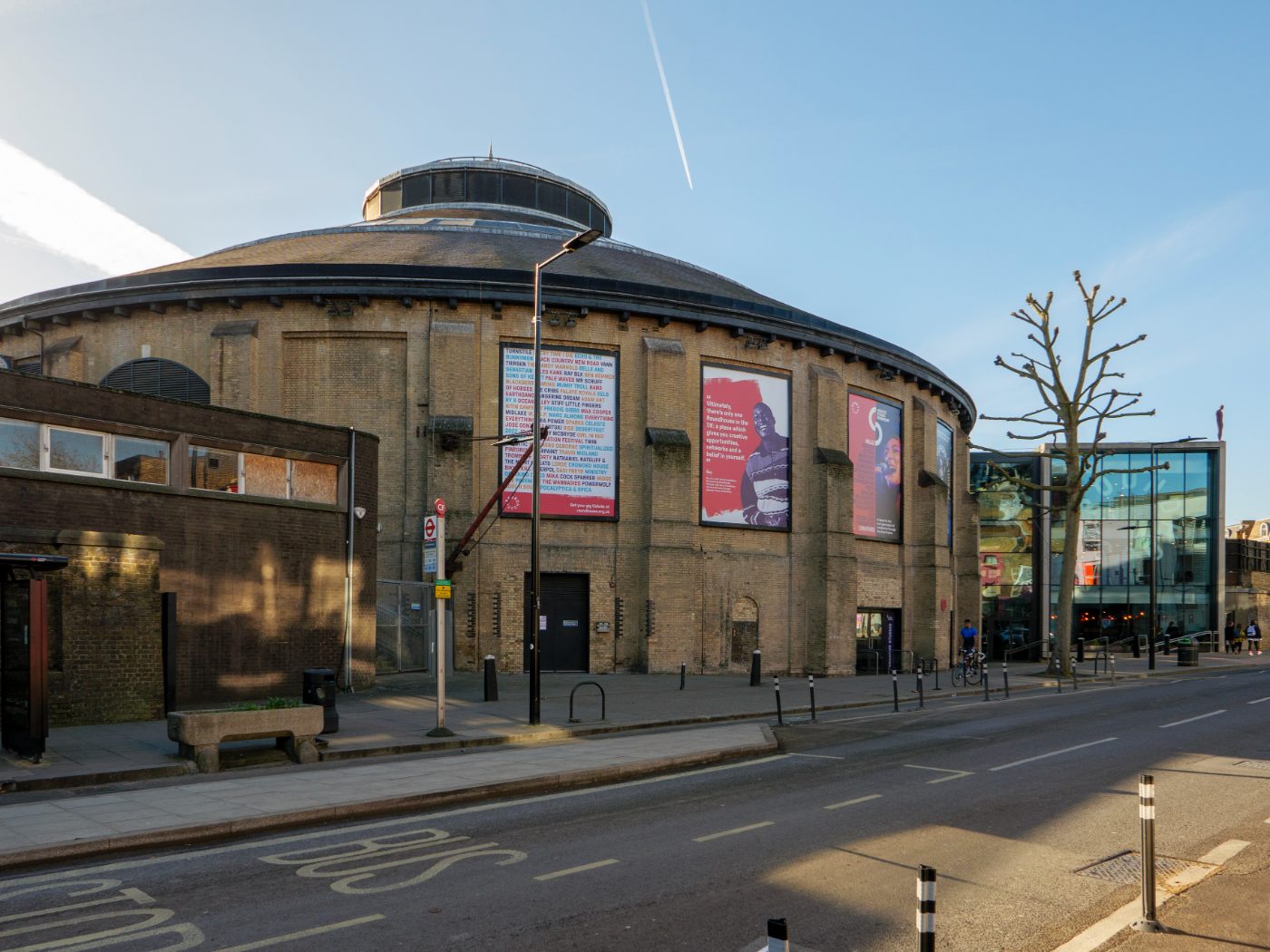 The Roundhouse sett fra Chalk Road, et konsert- og scenekunstlokale i det tidligere lokomotivhuset i Chalk Farm, London.