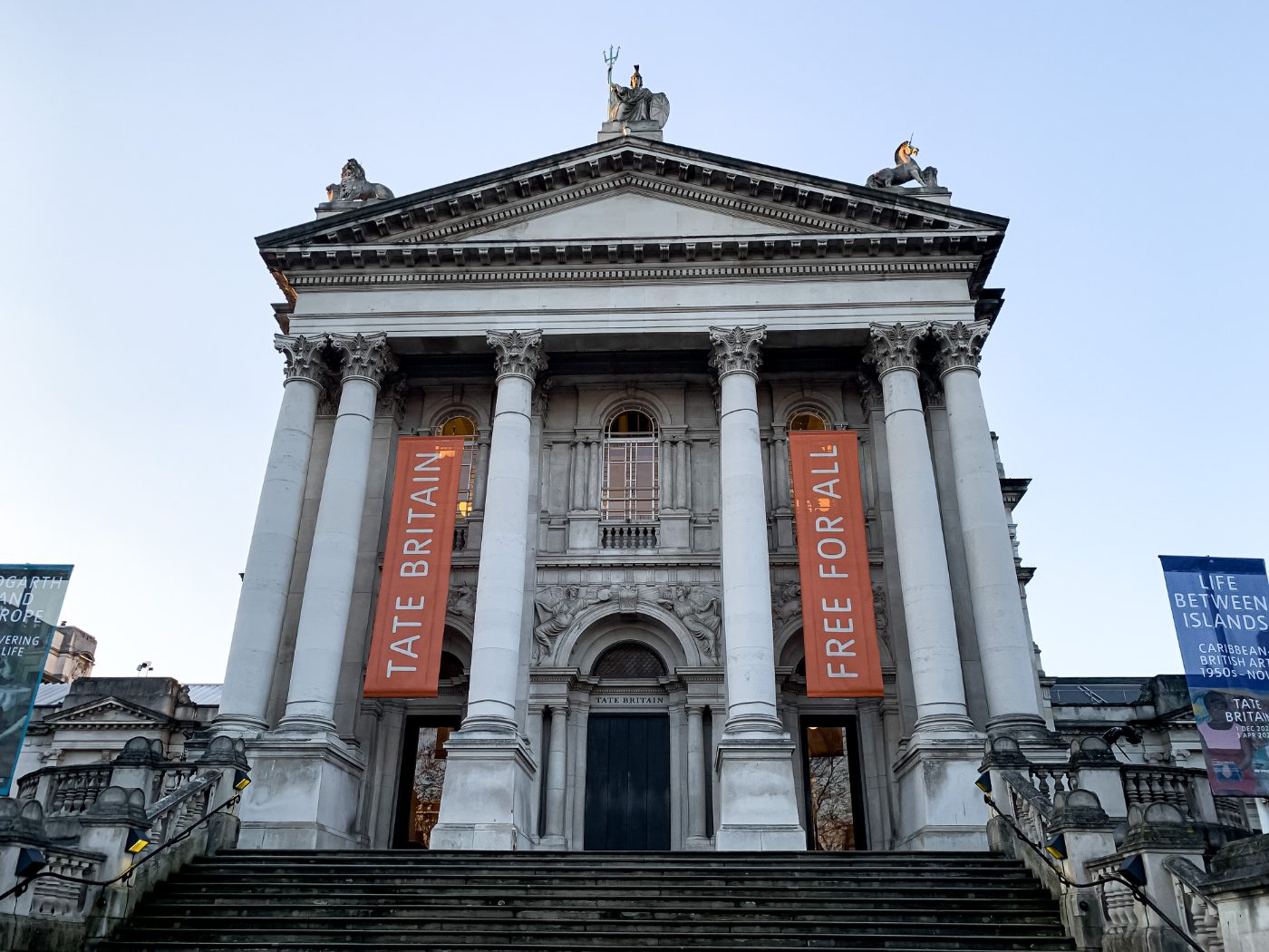 Tate Britain sett fra utsiden på dagtid, kjent for sin samling av britisk kunst, inkludert verk av J.M.W. Turner.