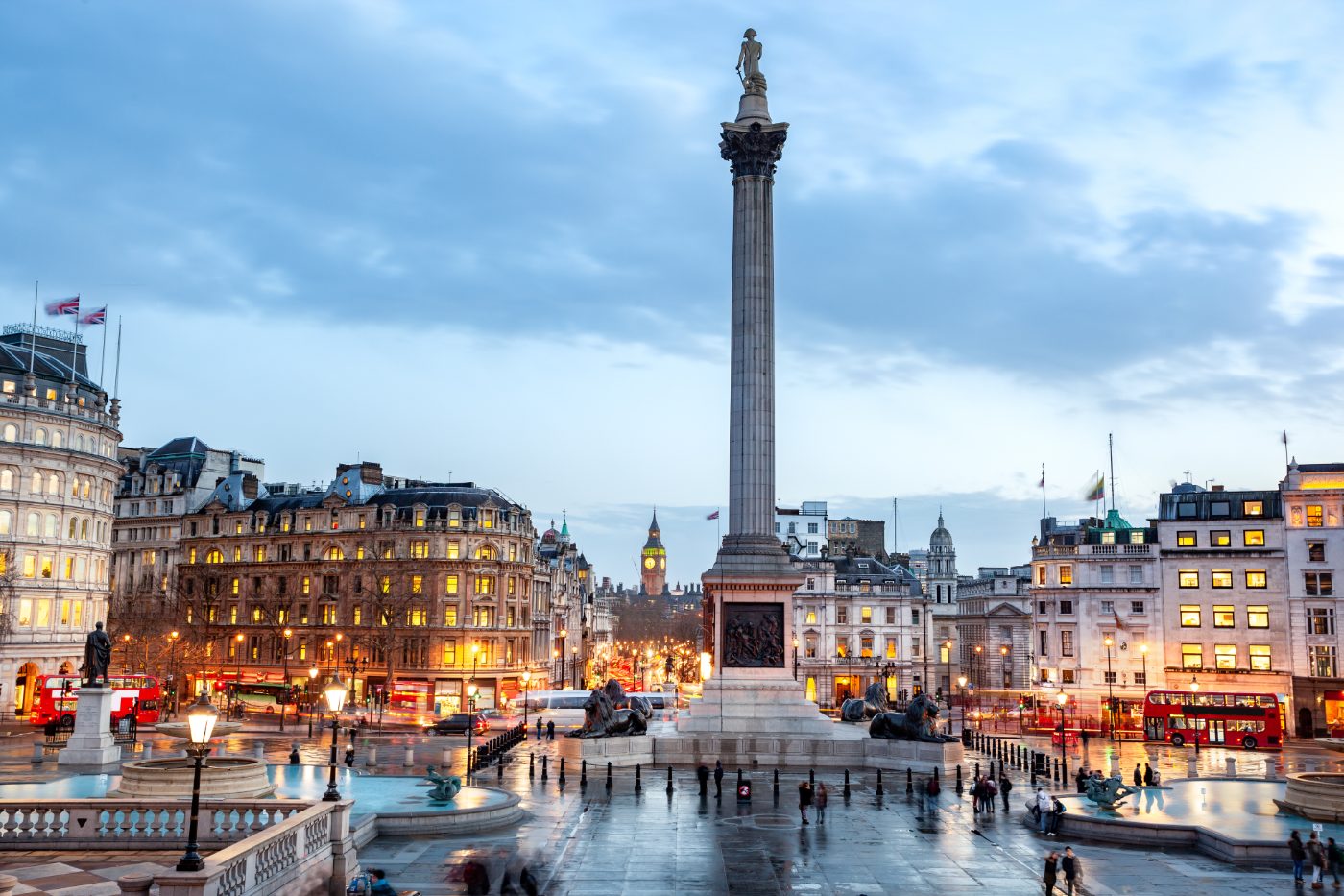 Nelson's Column på Trafalgar Square hedrer admiral Nelsons seier i 1805, med ruvende søyle, majestetiske bronse-løver og historiske relieffer.