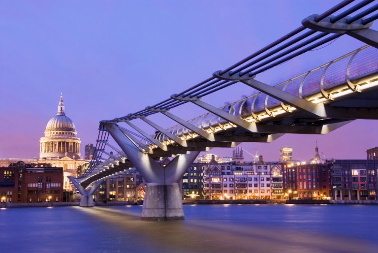 Millennium Bridge som fører over til St. Paul’s-katedralen ved solnedgang i London, Storbritannia.