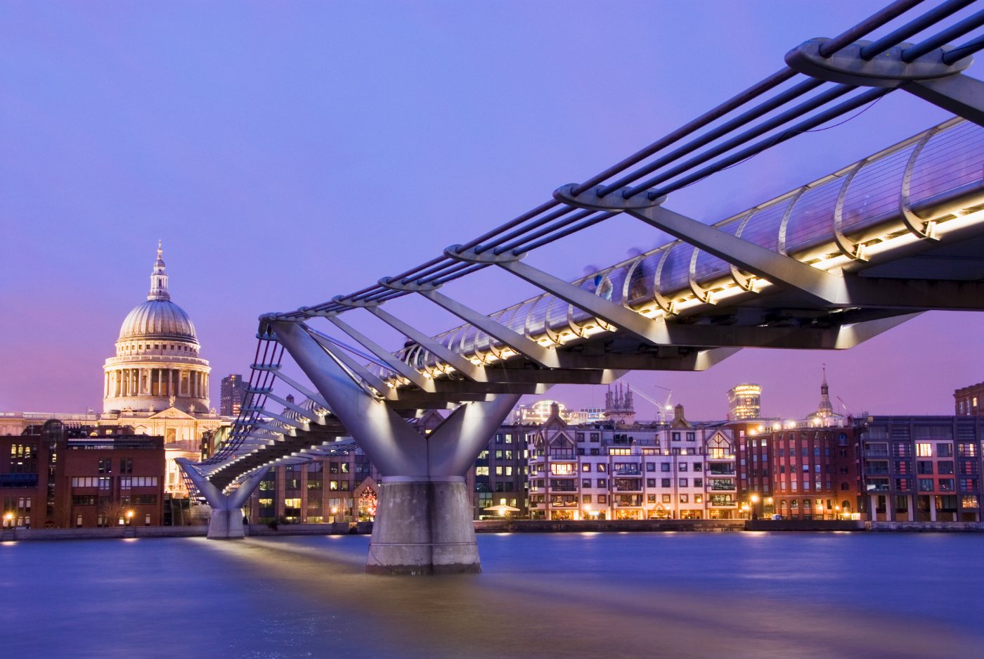 Millennium Bridge som fører over til St. Paul’s-katedralen ved solnedgang i London, Storbritannia.