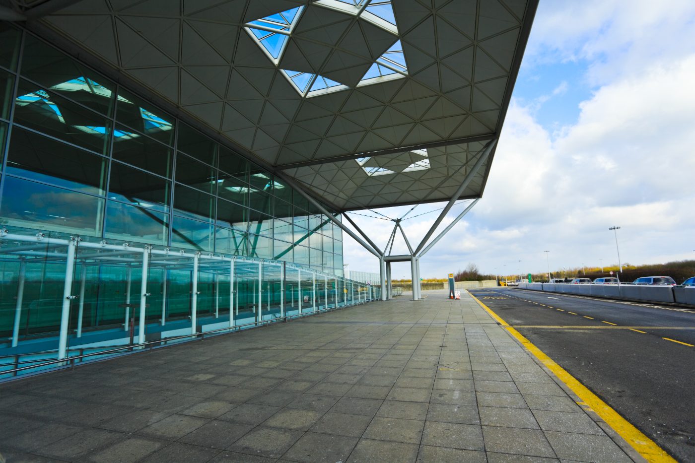 Terminalhallen på Stansted lufthavn nær London.