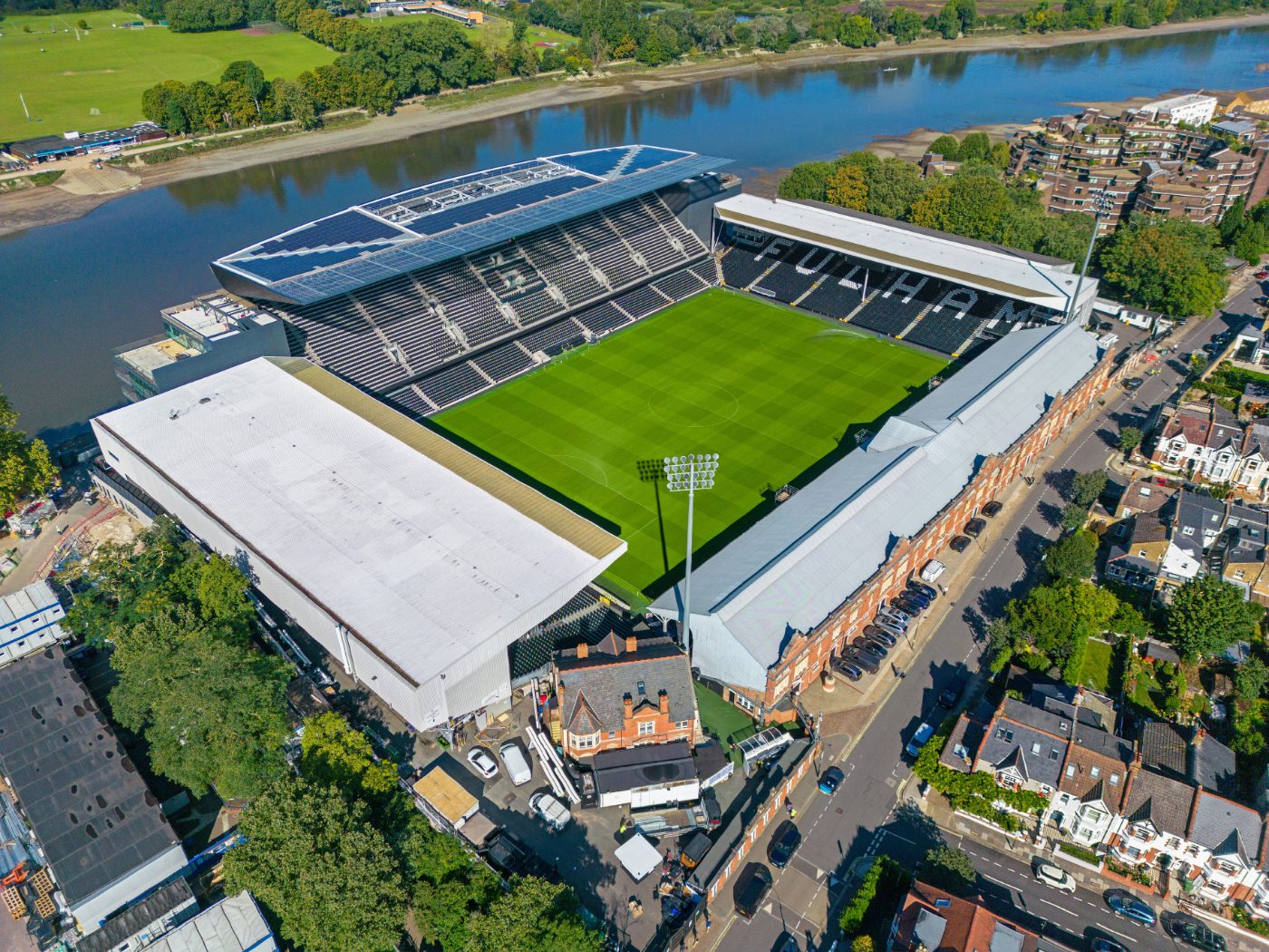 Fulham, London, Storbritannia: Flyfoto av Craven Cottage Stadium, hjemmebanen til Fulham Football Club, ved Themsen.