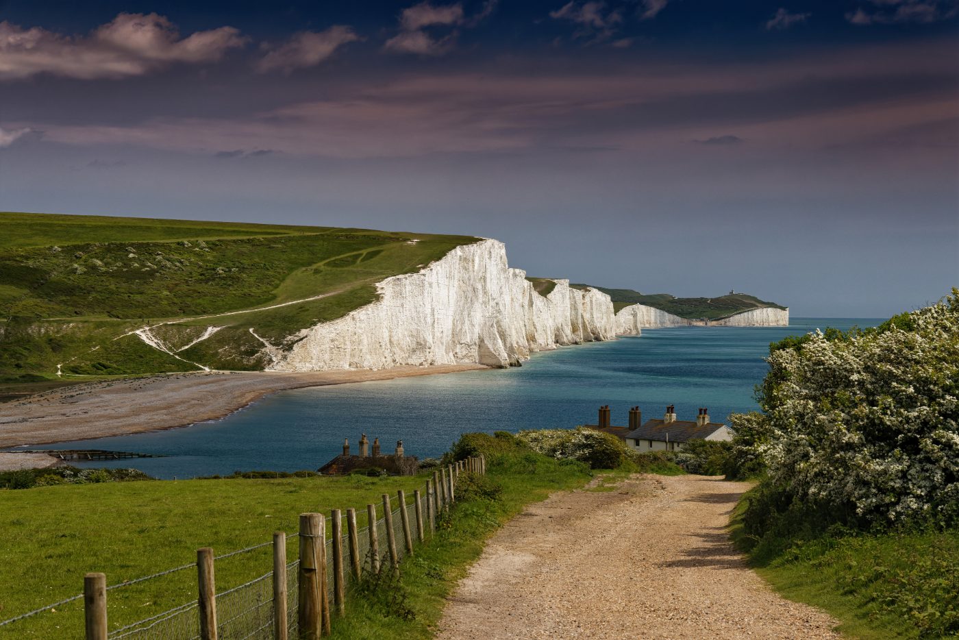 The Seven Sisters ved Cuckmere Haven under rød himmel i East Sussex, England, Storbritannia.