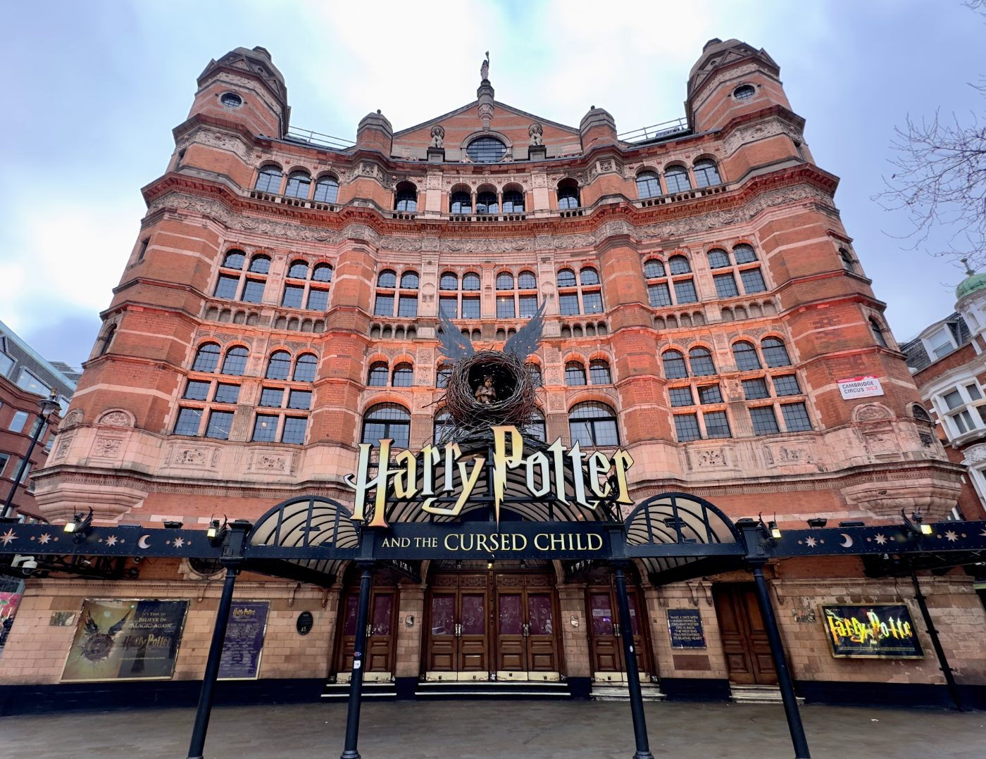 Palace Theatre i London med skilt som reklamerer for teaterstykket Harry Potter and the Cursed Child.