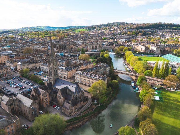 Dronefoto av den historiske byen Bath i Storbritannia.
