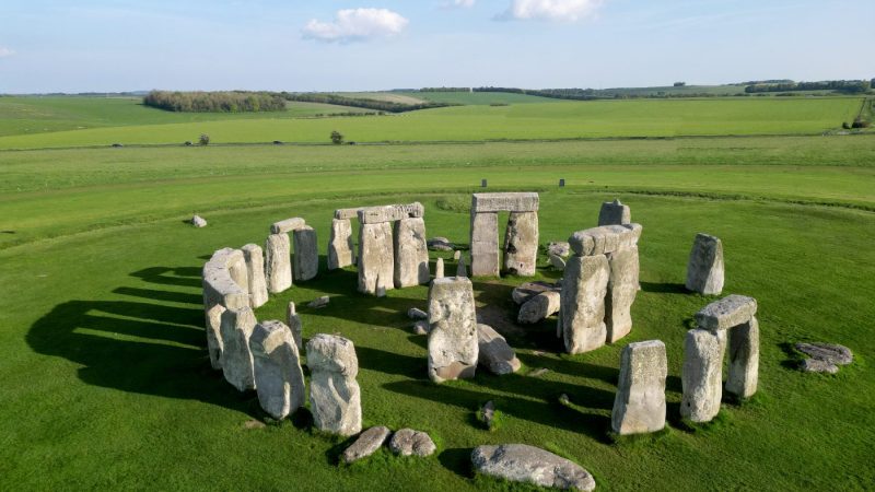 Dronefoto av Stonehenge og landskapet i Wiltshire, England. Steinsirkelen dateres til rundt 3000 f.Kr. og er et verdenskjent oldtidsmonument samt et UNESCOs verdensarvsted.