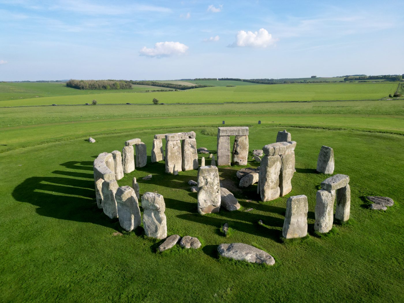 Dronefoto av Stonehenge og landskapet i Wiltshire, England. Steinsirkelen dateres til rundt 3000 f.Kr. og er et verdenskjent oldtidsmonument samt et UNESCOs verdensarvsted.