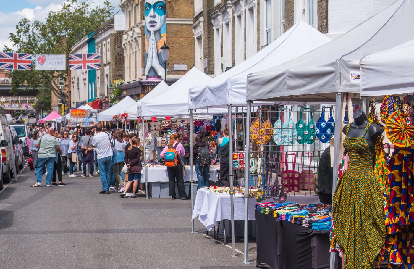 Folk som blar gjennom bodene på Portobello Road Market i Notting Hill, London.