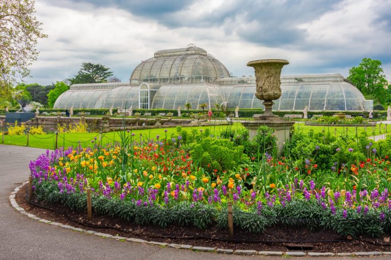ChatGPT sa: Palm House i Kew botaniske hage om våren.