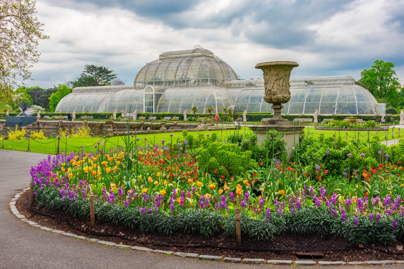 ChatGPT sa: Palm House i Kew botaniske hage om våren.