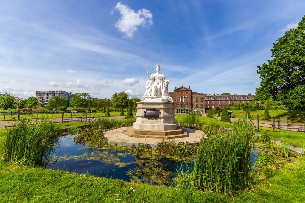 Dronning Victoria-statuen i Kensington Gardens, London.