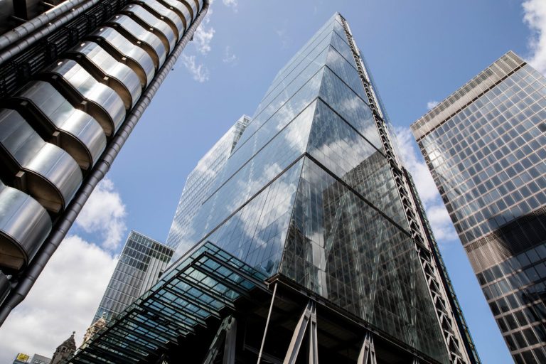 Utsikt opp mot Leadenhall Building («The Cheesegrater») i hjertet av finansdistriktet.