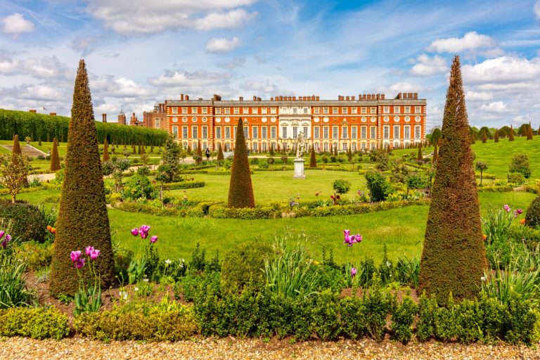 Hampton Court Palace og hager i Richmond, London, Storbritannia.