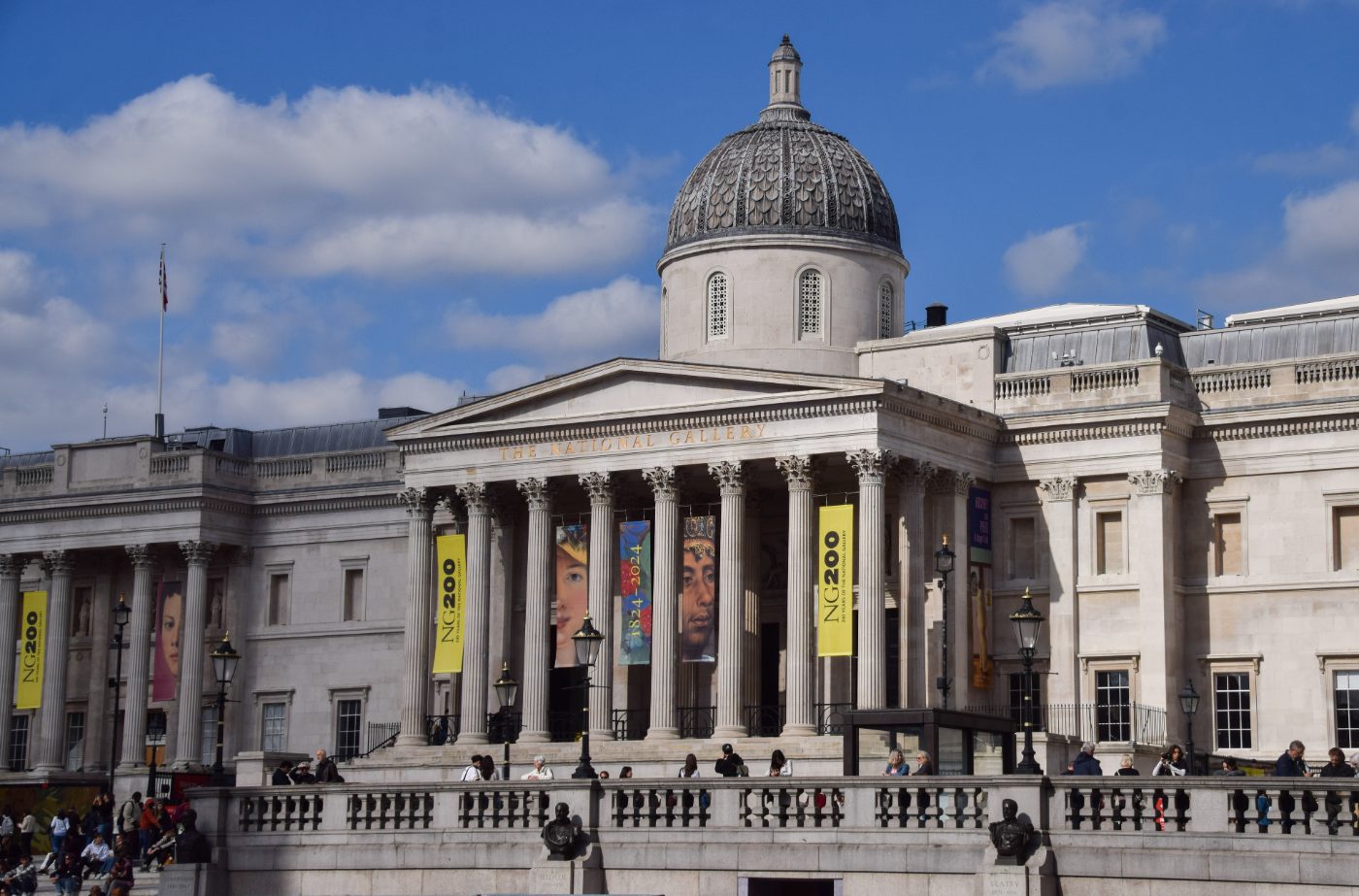 Folk som spaserer utenfor National Gallery på Trafalgar Square.