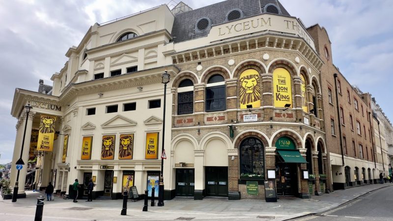 Lyceum Theatre i London, England, med reklameskilt for forestillingen The Lion King.