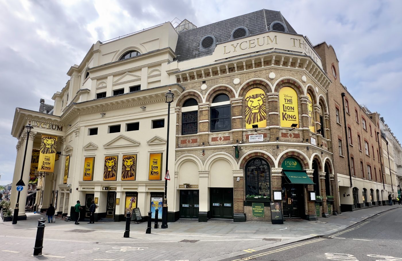 Lyceum Theatre i London, England, med reklameskilt for forestillingen The Lion King.