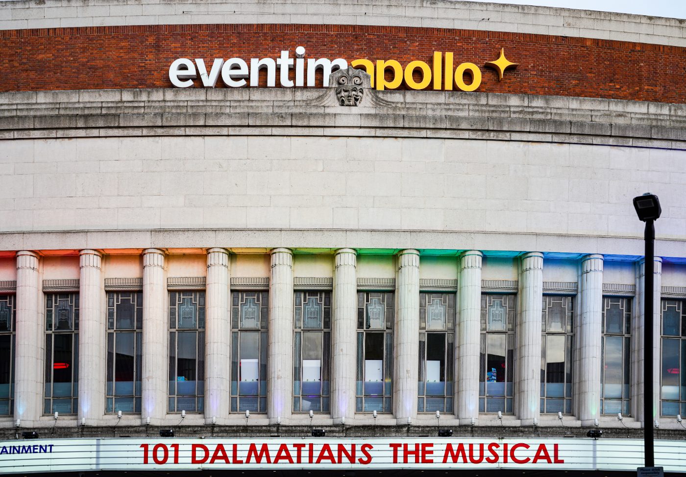 ChatGPT sa: Hammersmith Eventim Apollo i London, Storbritannia, med historisk fasade og reklame for musikalen 101 Dalmatians.