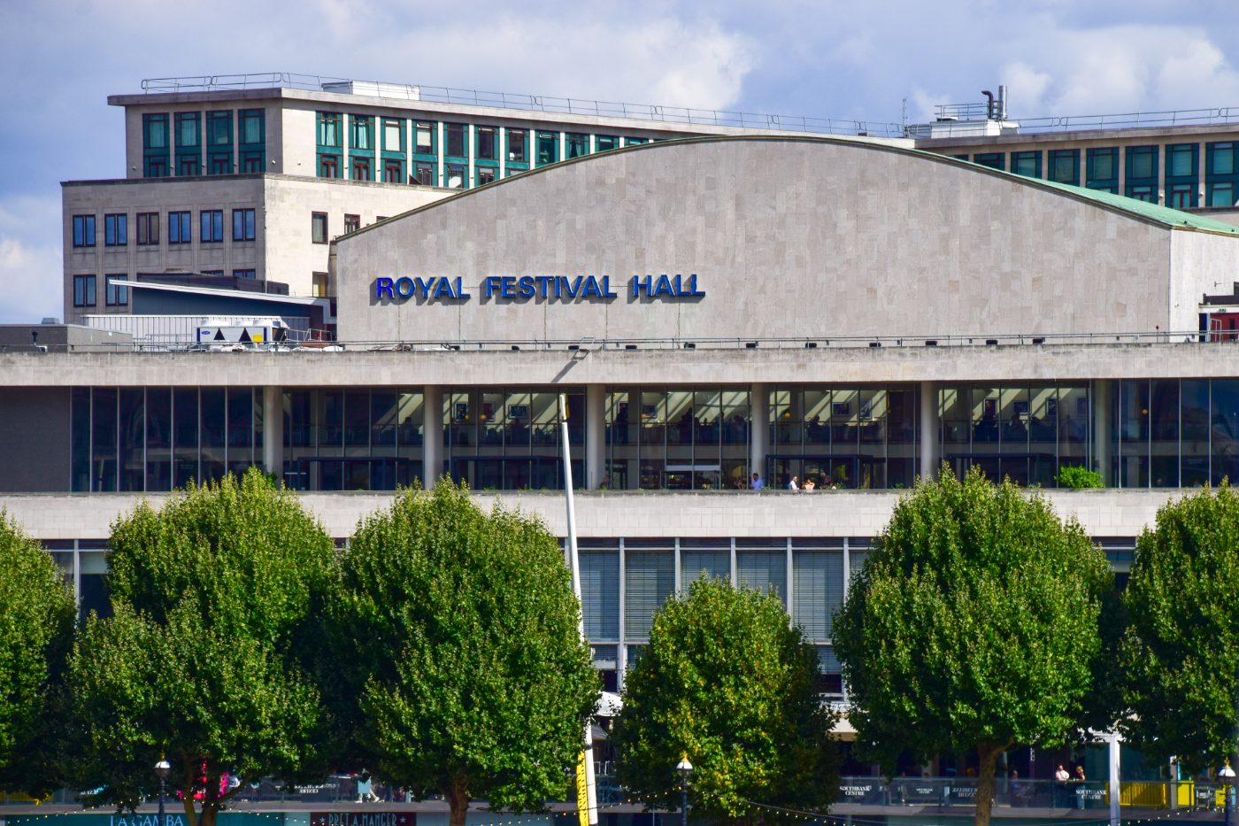 Royal Festival Hall ved Southbank Centre sett fra utsiden på dagtid.