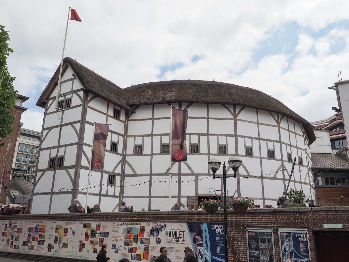Turister som besøker Globe Theatre, en rekonstruksjon av Shakespeares historiske teater på South Bank i London.