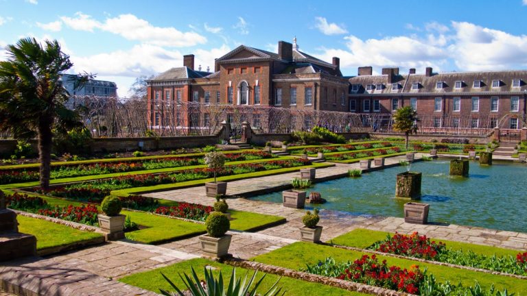 Kensington Palace og hager i London, England, Storbritannia.