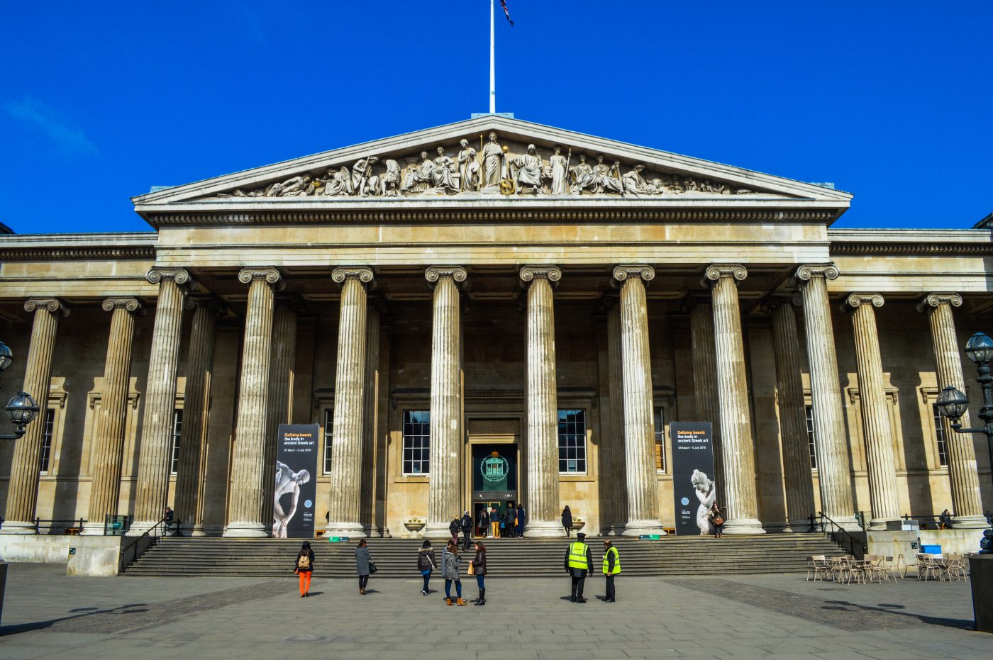 The British Museum i det sentrale London, med besøkende utenfor bygningen.