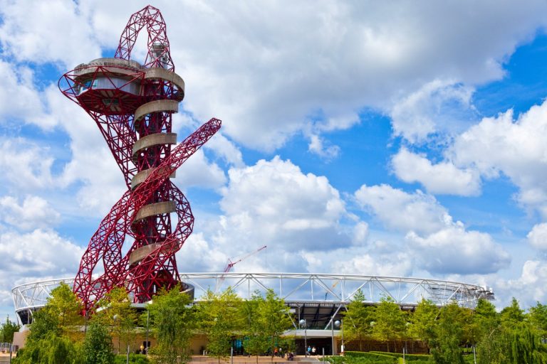 ArcelorMittal-observasjonstårnet og London Olympic Stadium i London.