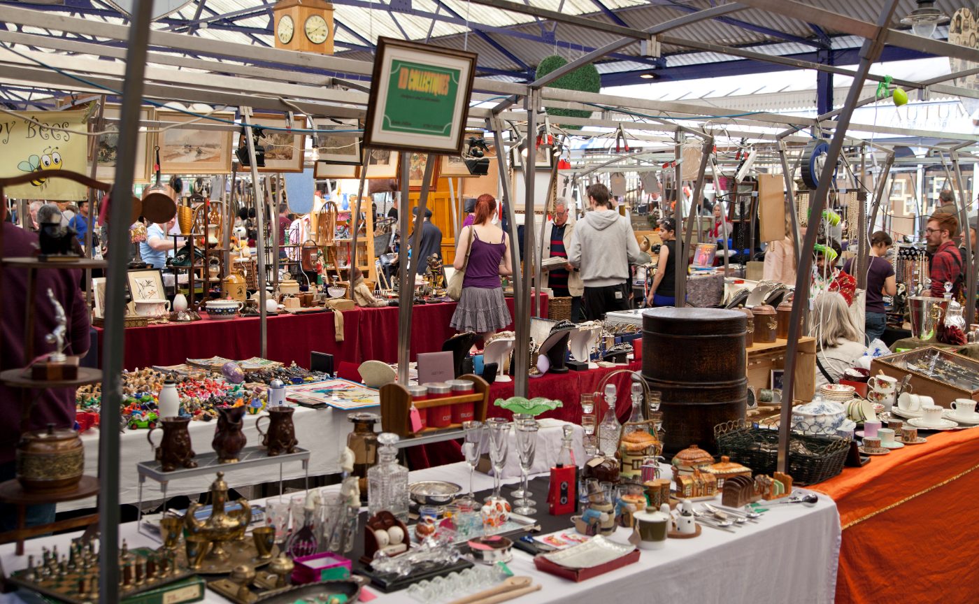 Antikkutstilling på Greenwich Market, et kjent sted for kunst, håndverk og antikviteter.