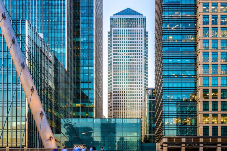 One Canada Square med kontorbygninger og gangbroen South Quay i Canary Wharf, London.