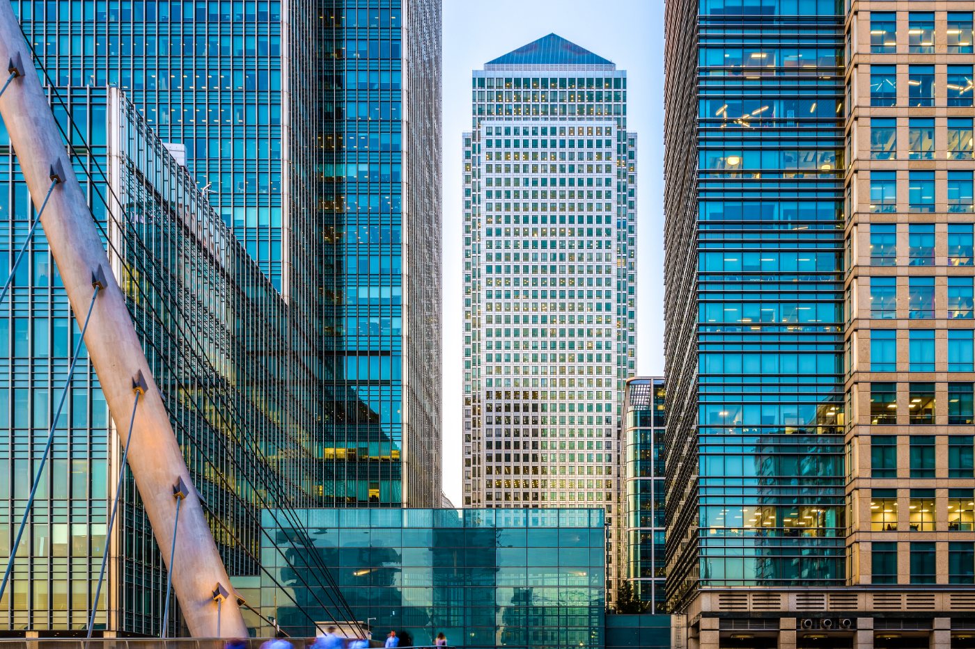 One Canada Square med kontorbygninger og gangbroen South Quay i Canary Wharf, London.