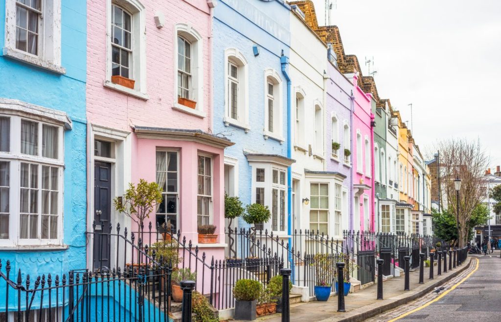 Hus i mange farger i Chelsea, London