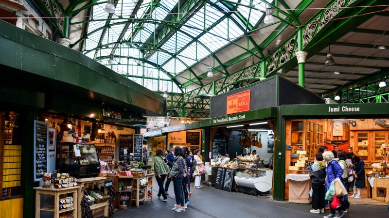 Matboder på Borough Market i Southwark, sentrale London, et av byens mest kjente markeder med street food.