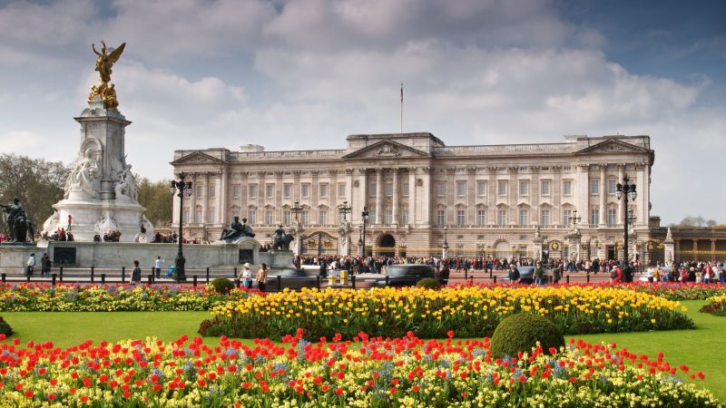 Buckingham Palace med en folkemengde av besøkende om våren.